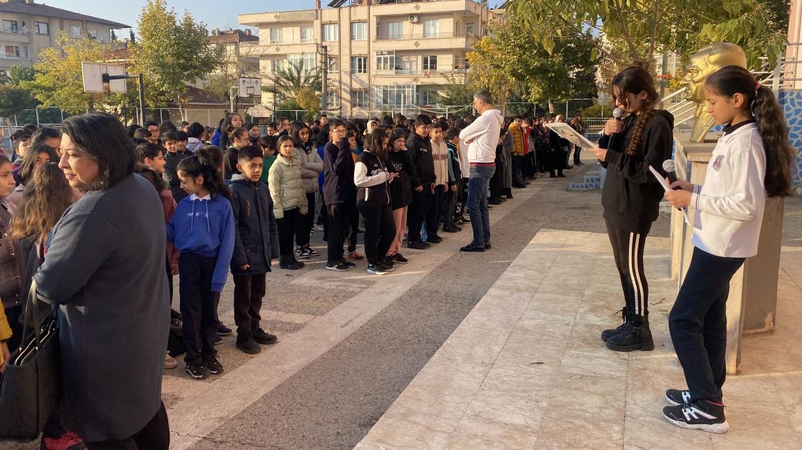 10 Kasım Atatürk' ü Anma Haftası ; 11.Kasım 2022 tarihinde giriş töreninde Öğrencilerimiz 10 Kasım ve Atatürk şiirlerini okudular.