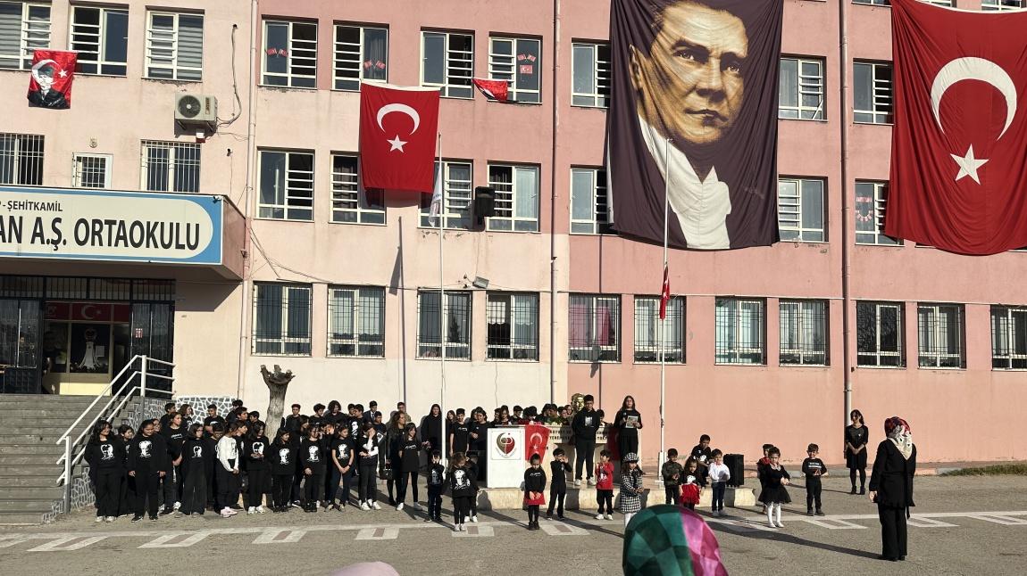 10 Kasım Atatürk' ü Anma Programı okulumuzda yapıldı. Günün Anlam ve Önemini belirten konuşma okul müdürümüz tarafından yapıldı.  Programda şiirler, oratoryo ve Atatürk' le ilgili şiir ve yazılar okundu. 
