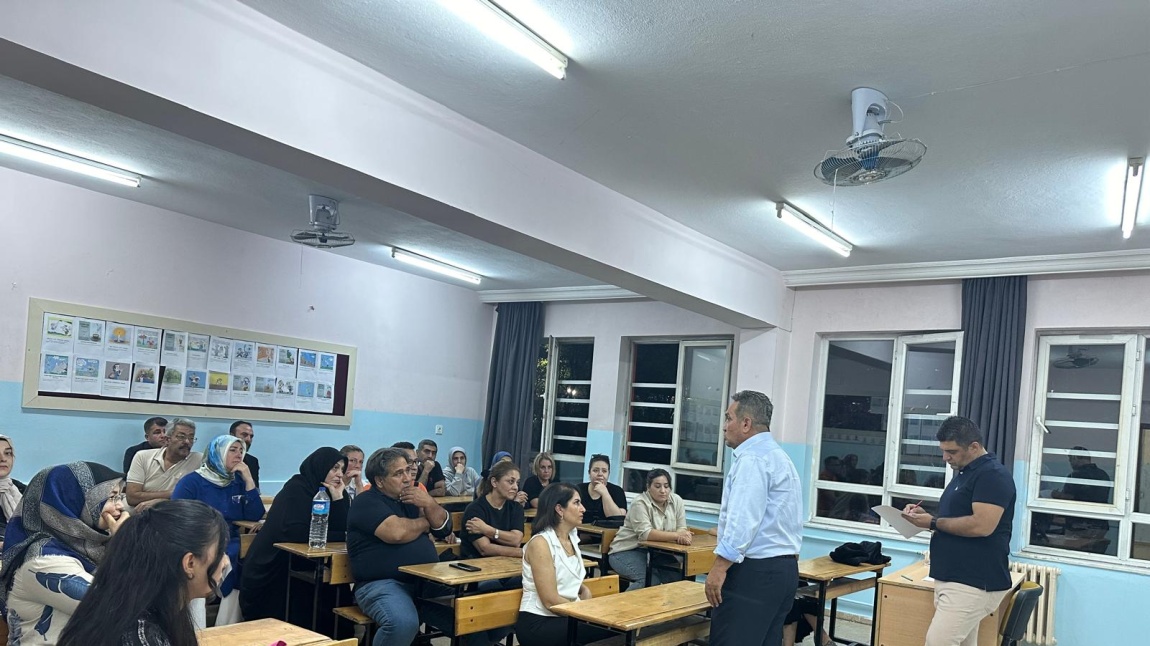 Okulumuz Adnan A.Ş.Ortaokulu Veli Toplantıları Verimli bir şekilde devam etmektedir.